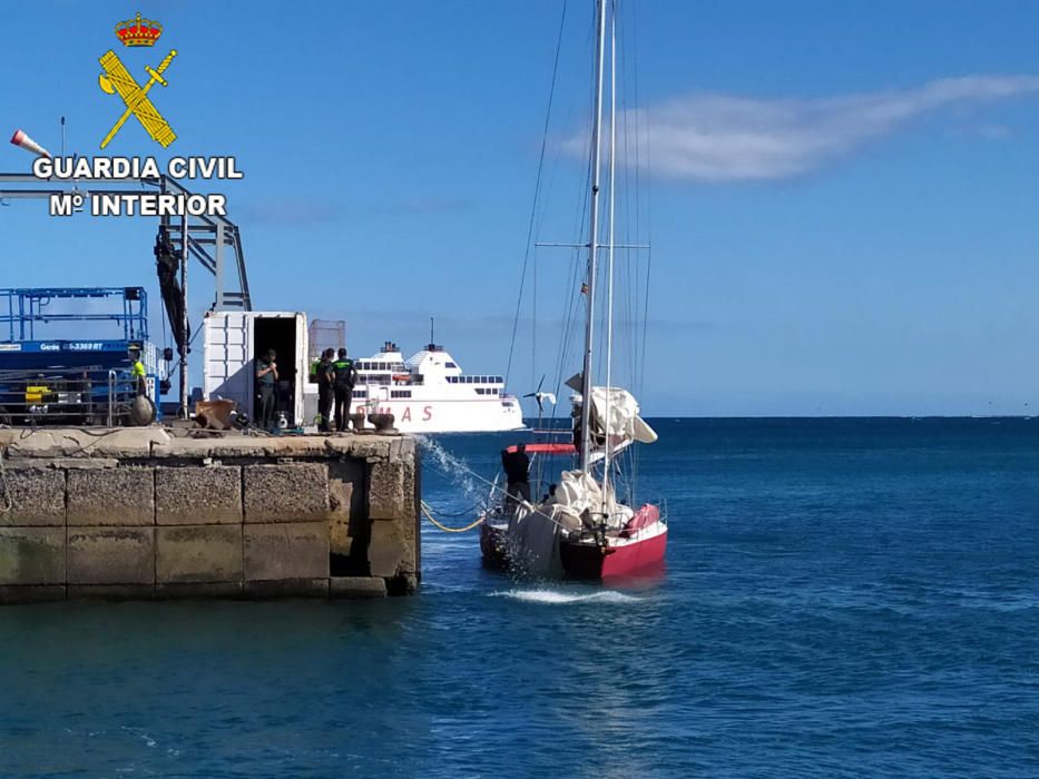 Auxilian a un velero en Corralejo