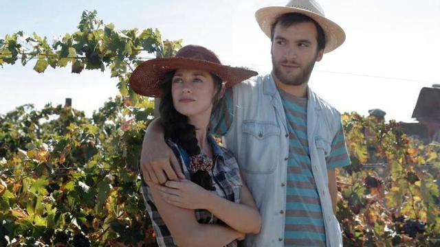 Elena Rivera y Ricardo Gómez como Karina y Carlos.