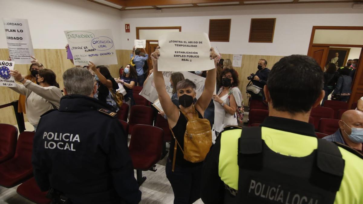 Protesta de interinos y porteros de colegio en el pleno