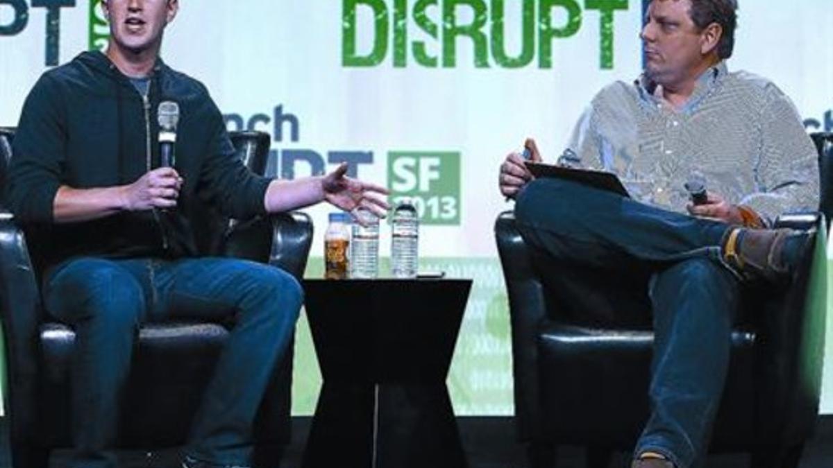 Mark Zuckerberg (izquierda), junto al analista Michael Arrington, ayer, en un acto de la web Tech Crunch.