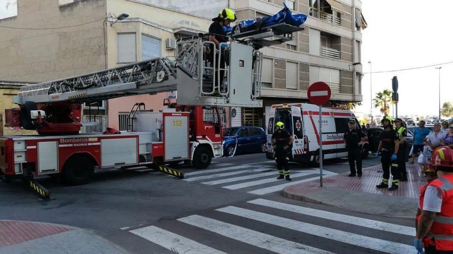 El rescate de los bomberos ha tenido lugar en la calle Miguel Hernández de Santa Pola