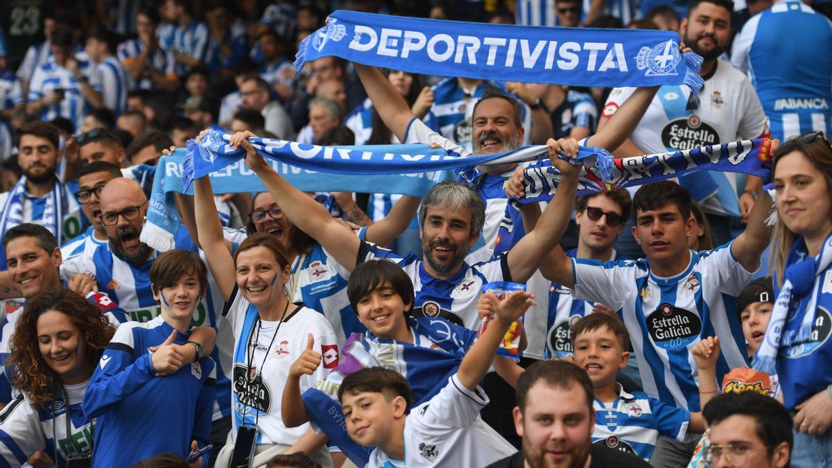 Aficionados en las gradas de Riazor.