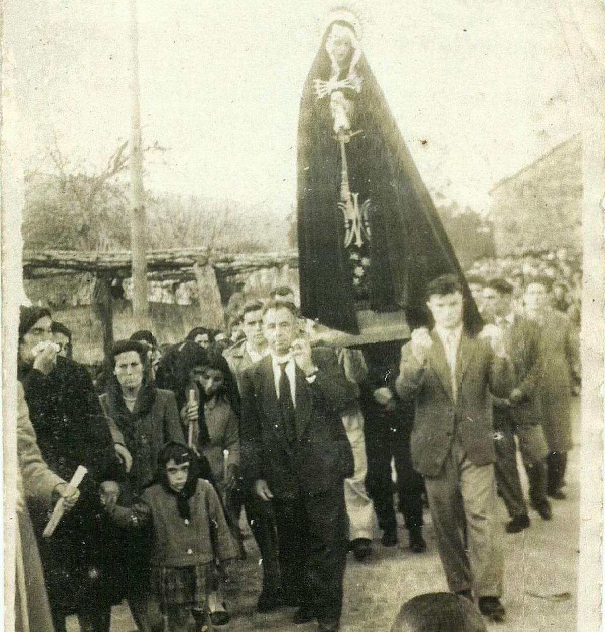 Una fotografía de la procesión del Viernes Santo de 1956, procedente del archivo de Manuel Uxío.