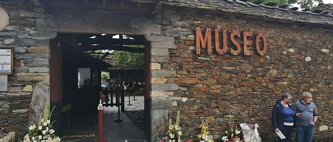 Flores en honor de Pepe el Ferreiro a las puertas del Museo Etnográfico de Grandas de Salime.