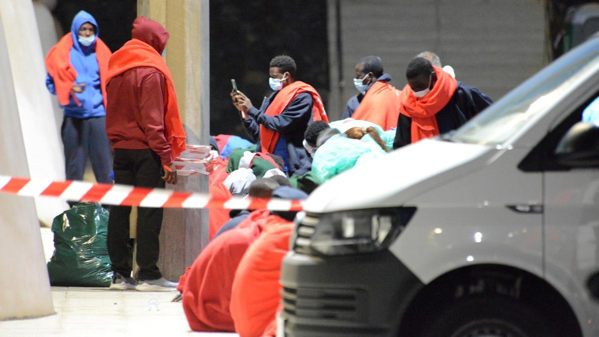 Sanitarios de Cruz Roja asisten al grupo de migrantes en El Hierro