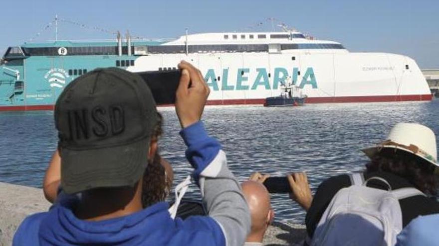 Botadura en Gijón del ferrie catamarán «Eleanor Roosevelt», de Baleària, en 2020. | Marcos León