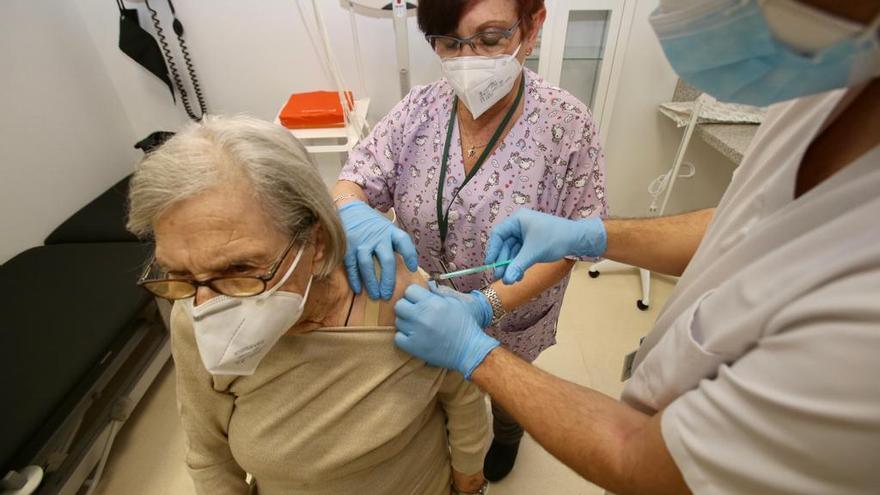 Vacunación de mayores de 80 años en el centro de salud de Plaza América