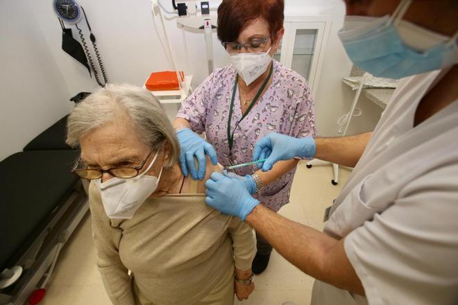 Vacunación de mayores de 80 años en el centro de salud de Plaza América