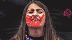 Una mujer protesta durante una manifestación del 8-M.