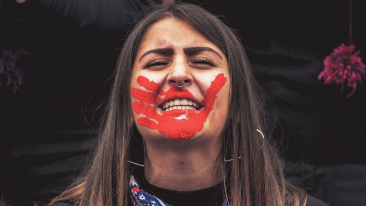 Una mujer protesta durante una manifestación del 8-M