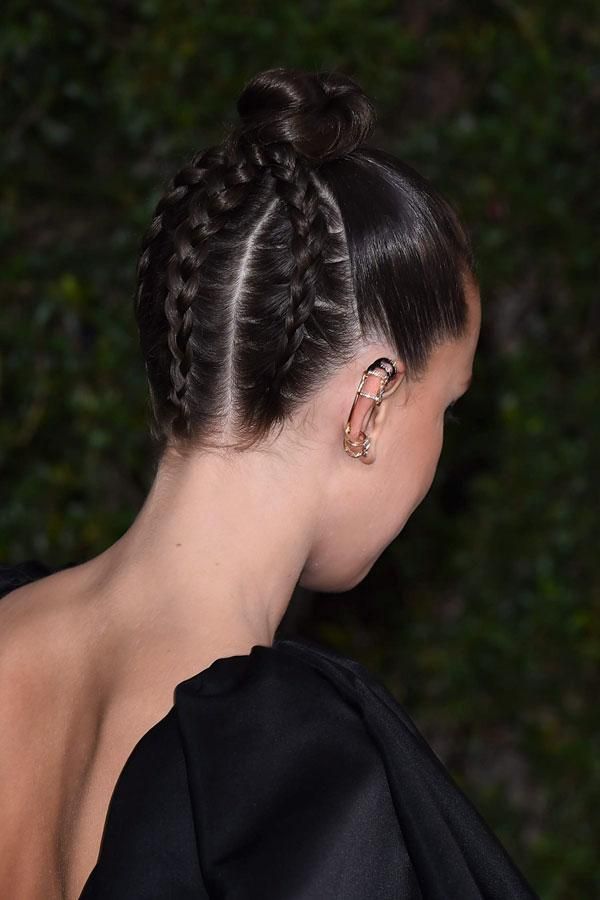 Globos de Oro 2018: Millie Bobby Brown con un moño con trenzas