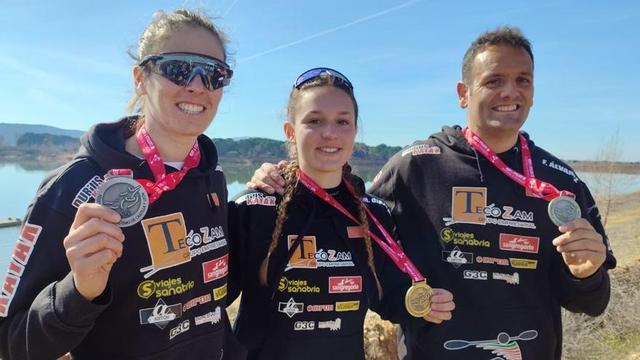Eva Barrios, Marina Giralda y Fernando Álvarez, del Durius Kayal, posan con sus medallas. | CEDIDA