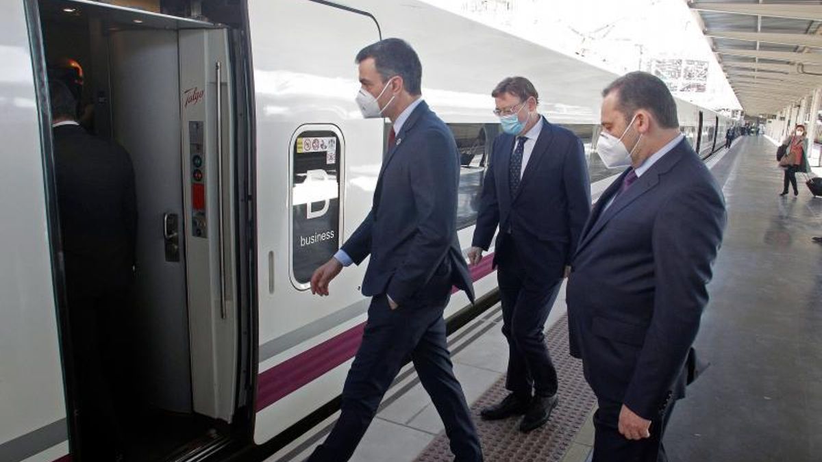 Pedro Sánchez, el entonces presidente valenciano Ximo Puig y José Luis Ábalos, entonces ministro de Transportes, inauguran en febrero de 2021 el tramo del AVE entre Madrid y Elche, cuya estación construyó LIC, ahora investigada.