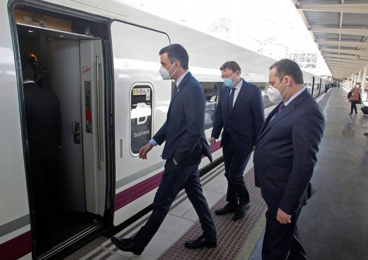 Pedro Sánchez, el entonces presidente valenciano Ximo Puig y José Luis Ábalos, entonces ministro de Transportes, inauguran en febrero de 2021 el tramo del AVE entre Madrid y Elche, cuya estación construyó LIC, ahora investigada.