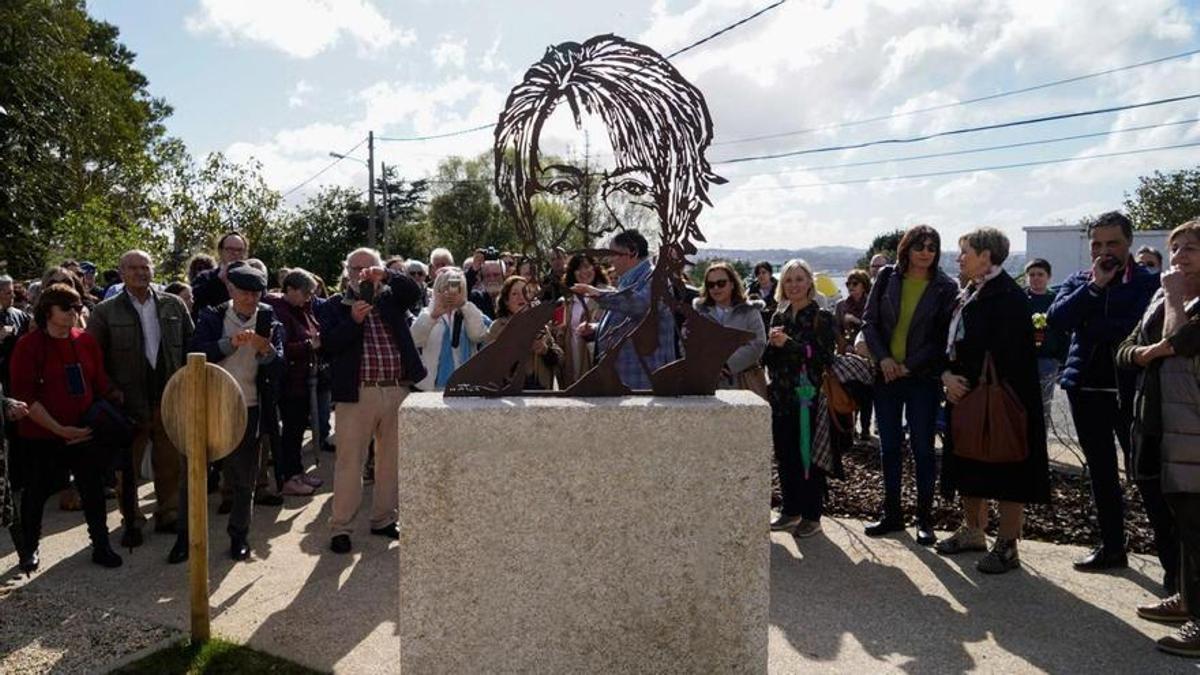 Escultura de Rosalía Mera, situada en el parque de Santa Cruz, que donó su hija.