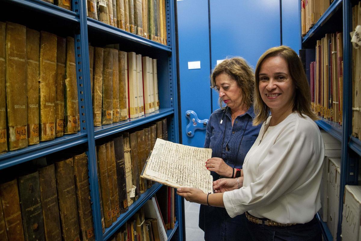 La concejal de Biblioteca y Archivo, María Teresa Carbonell, y la alcaldesa de Xixona, Isabel López