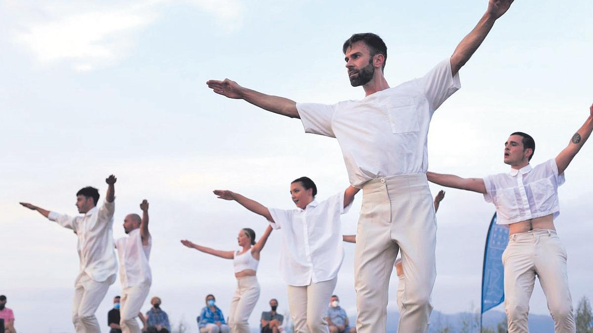 A compañía de danza de Fran Sieira, en primeiro termo, actúa este luns en Bonaval dentro de Festival C