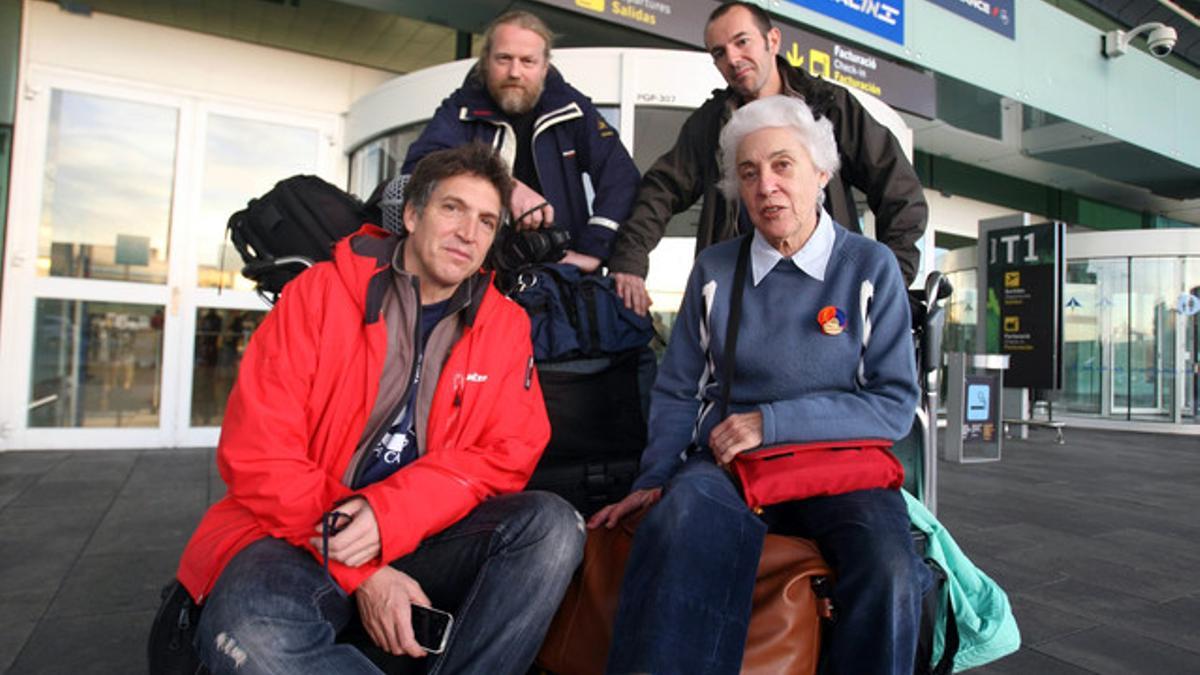 Albert Solé y Josefina Castellvi, con su equipo, en el aeropuerto antes de ir a la Antártida.