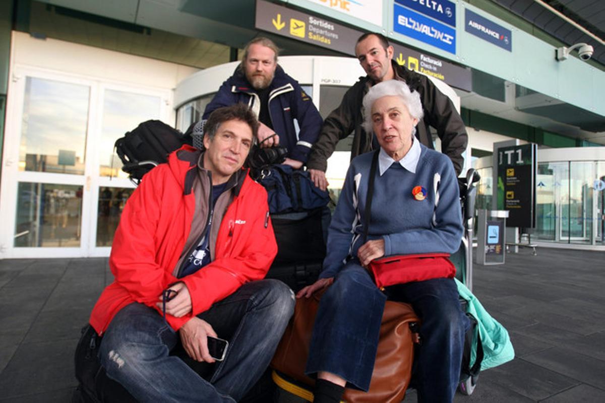 Albert Solé i Josefina Castellví, amb el seu equip, a l’aeroport abans de marxar cap a l’Antàrtida.