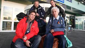 Albert Solé i Josefina Castellví, amb el seu equip, a l’aeroport abans de marxar cap a l’Antàrtida.