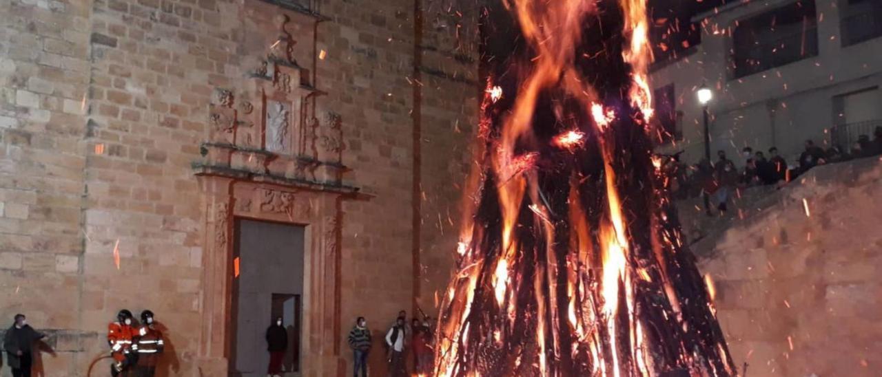 Un momento de la quema de la «foguera» de Montesa, el pasado sábado.  | BOMBEROS