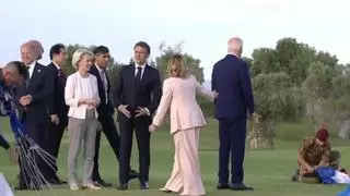 Meloni 'rescata' a un desorientado Biden para la foto conjunta del G7