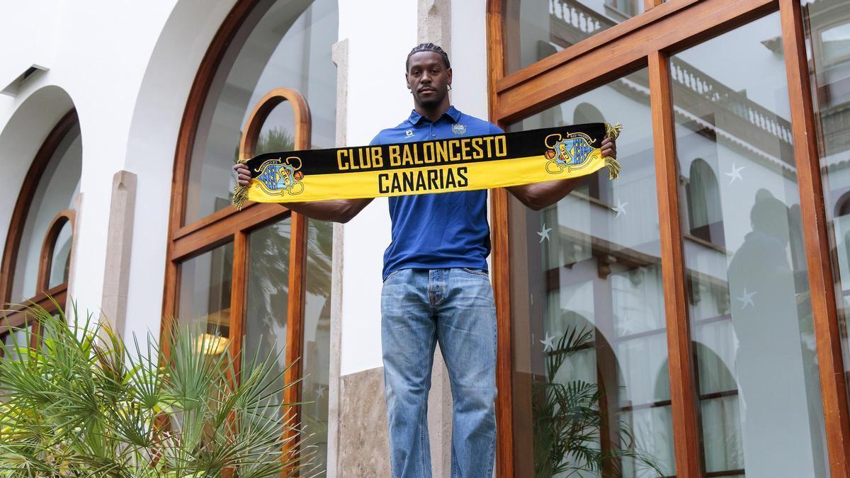 TJ Bamba posa con la bufanda del CB Canarias antes de su presentación de ayer.