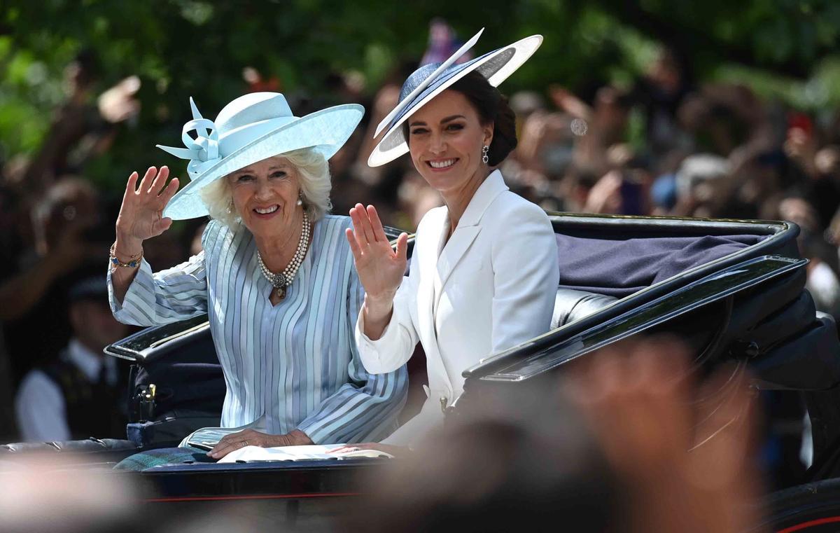 La duquesa de Cornualles comparte carroza con Kate Middleton, la esposa de Guillermo.