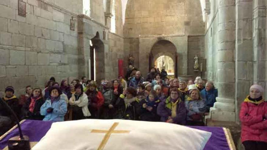 Ochenta peregrinos visitan la iglesia de Santa Marta de Tera