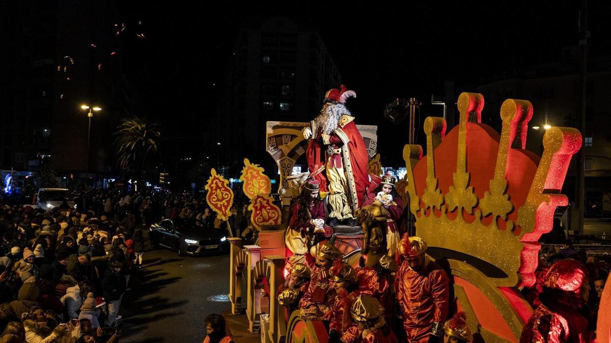 El rey Melchor en su carroza por las calles de Extremadura la noche de este día 5 de enero.