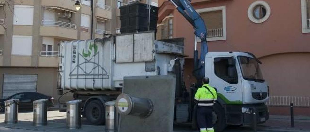 Un camión de la concesionaria de la basura, en pleno servicio en Ontinyent.