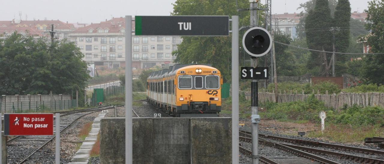 Un Tren Celta a su paso por la estación de Tui en una imagen de archivo
