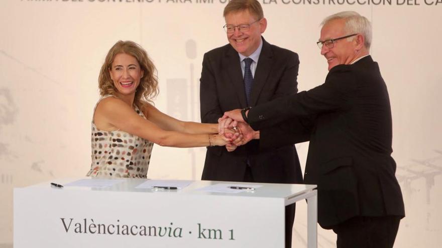 Raquel Sánchez, Ximo Puig y Joan Ribó tras la firma del convenio del canal de acceso.