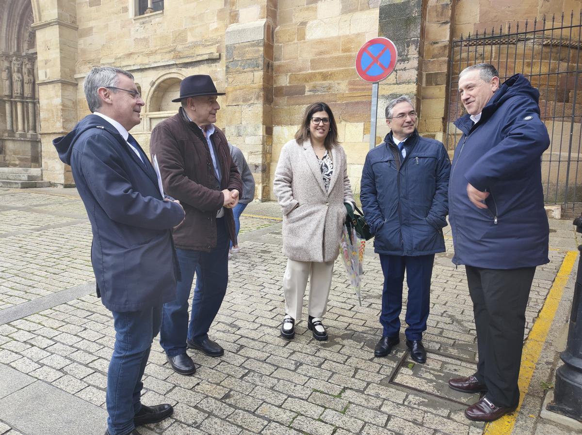 Los directores de los Centros Asociados de la UNED de Orense y Zamora, la alcaldesa de Benavente, Beatriz Asensio, y los presidentes de las diputaciones de Orense y Zamora, Luis Menor y Javier Faúndez, a las puertas de La Encomienda.