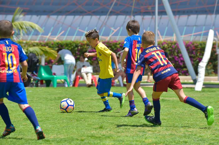 Niños aficionados del FC Barcelona y de la UD ...