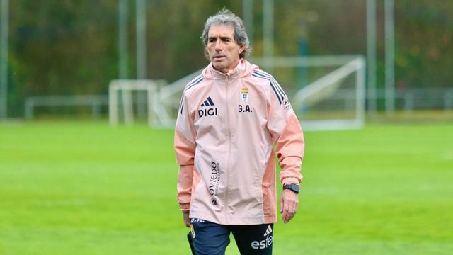 VÍDEO: Guillermo Almada, nuevo técnico del Oviedo, ya pisa el césped de El Requexón