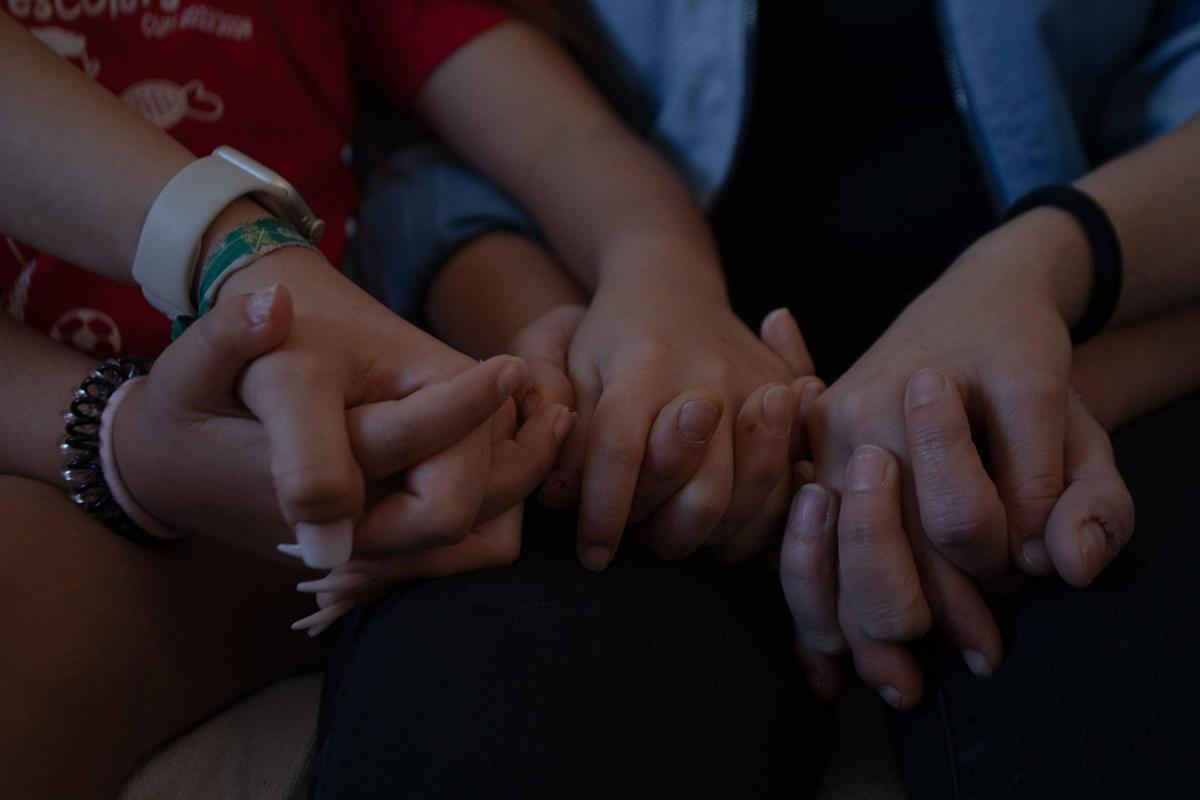 La madre y las hijas, supervivientes del maltrato.