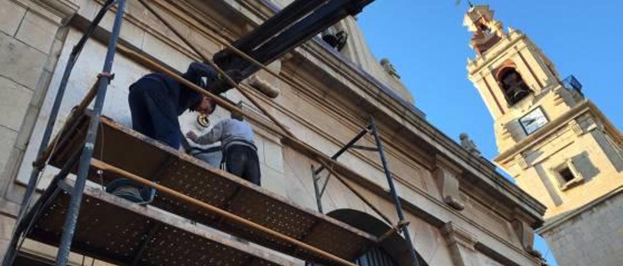 Nules retira las placas franquistas de la fachada de la iglesia tras obtener permiso del obispado