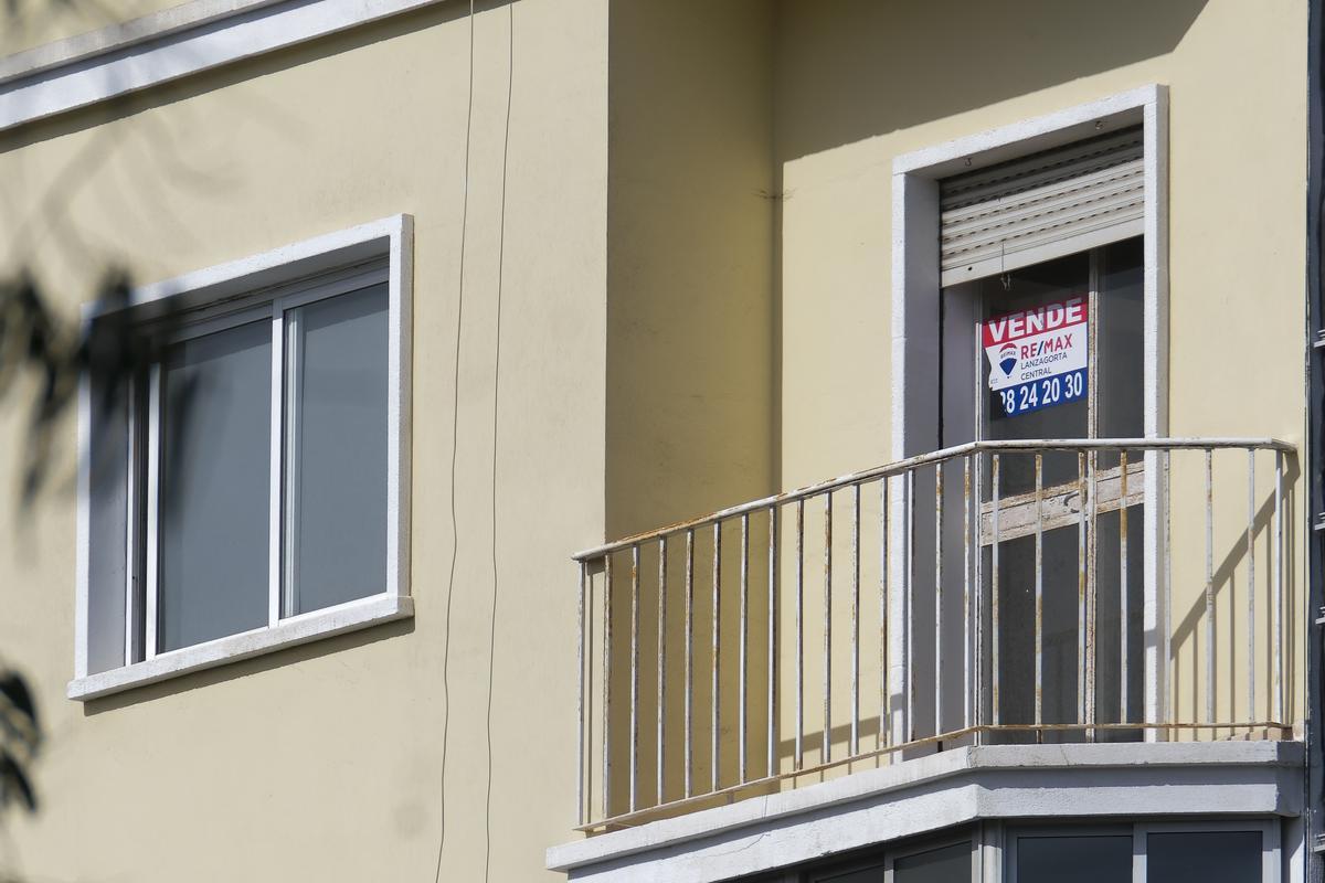 Un cartel de «se vende» en una propiedad de la capital grancanaria.