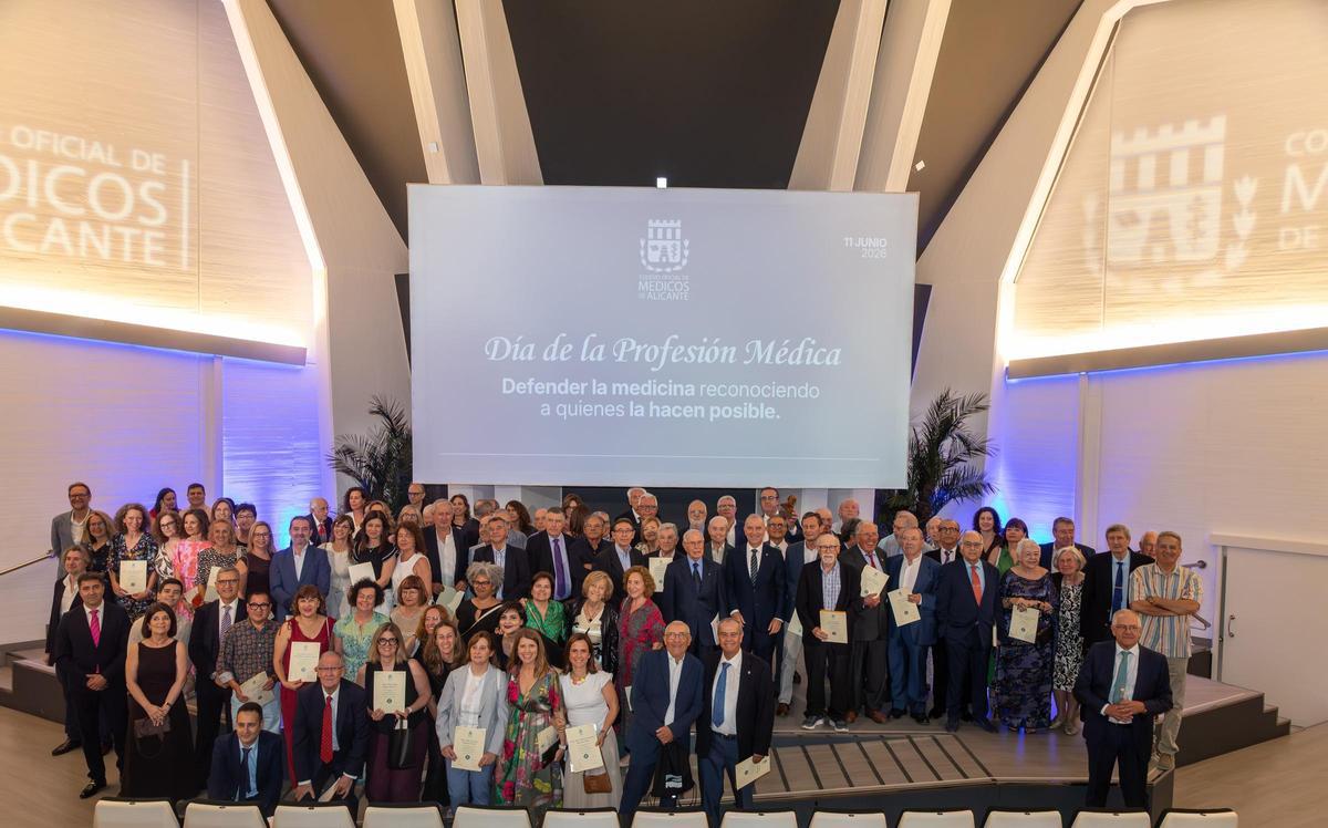 Foto de familia en el Día de la Profesión Médica