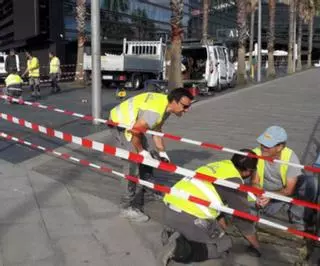 El Puerto repara las losetas rotas del acceso a la estación de A Laxe