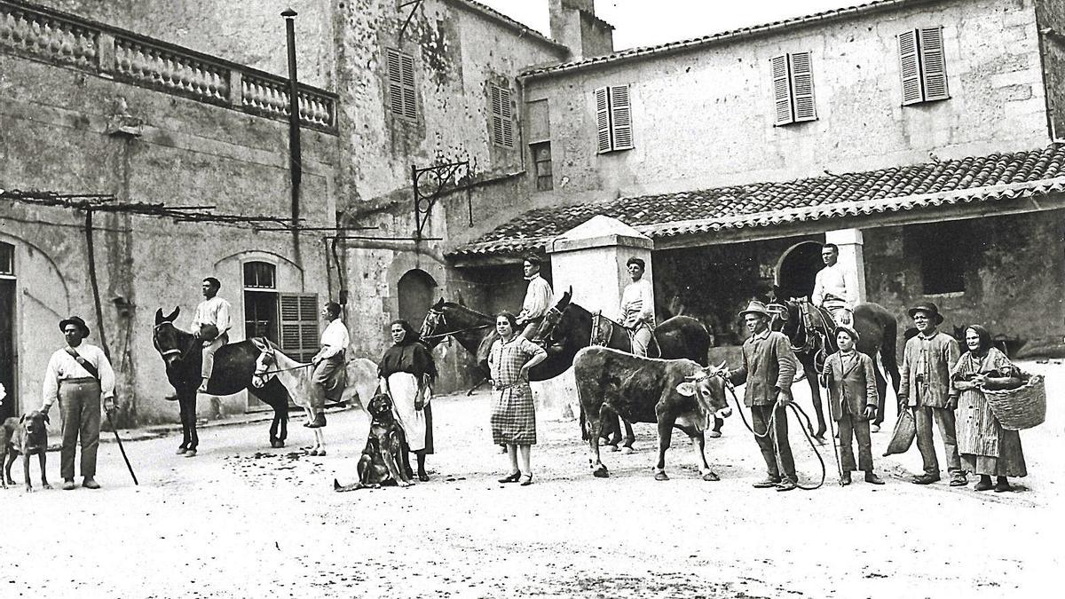 Trabajadores de la ‘possessió’ de Els Calderers en 1928.