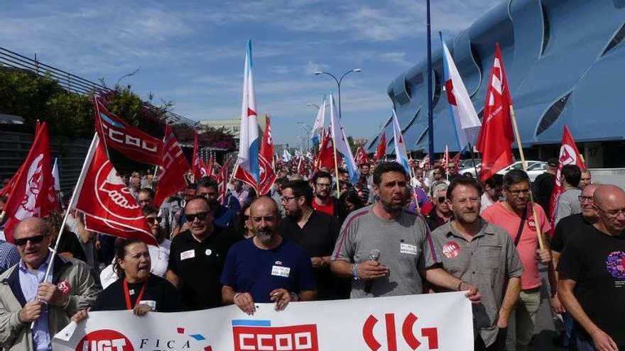 La manifestación celebrada por la mañana frente a la factoría de PSA en Balaídos. // FdV