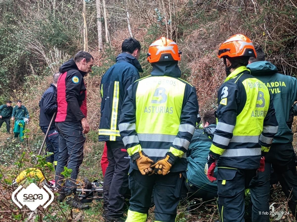 EN IMÁGENES: Así fue el momento en el que localizaron al octogenario desaparecido en Cudillero tras caer en el monte