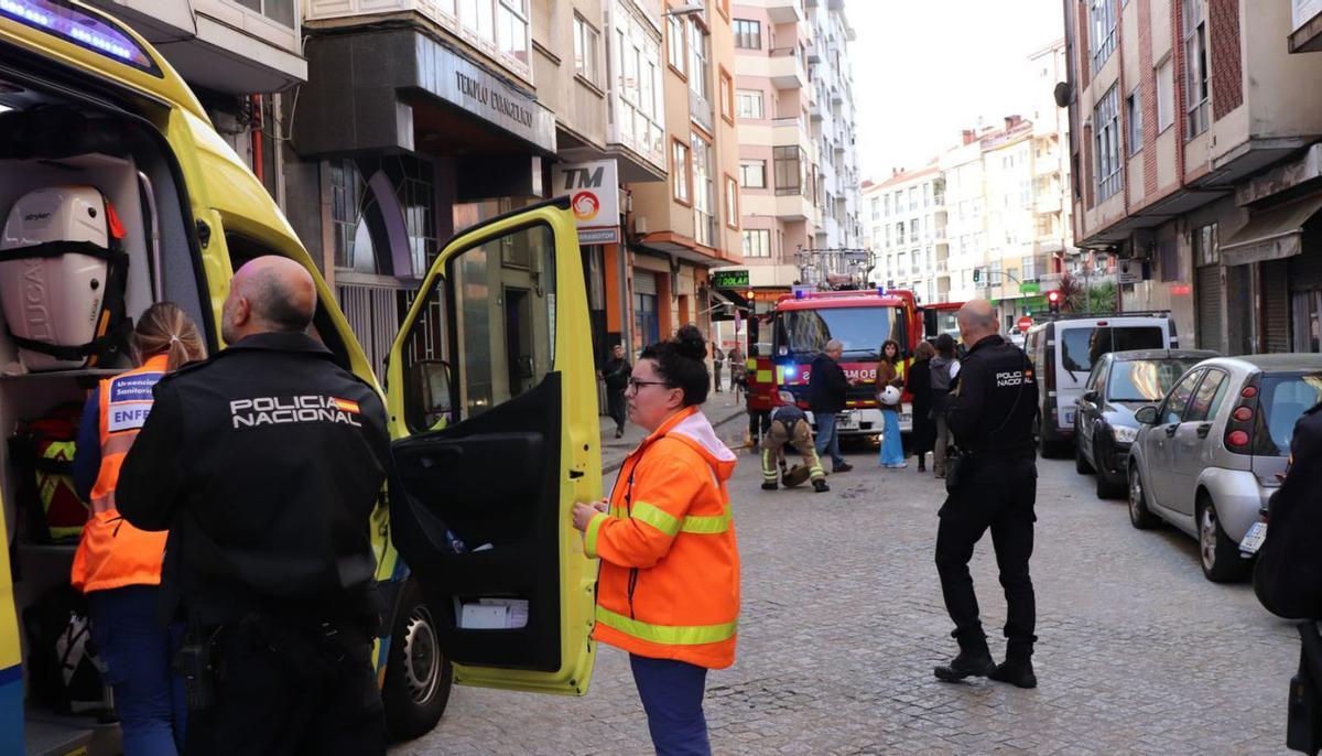 Un incendio en un piso en la calle Bonhome obliga a evacuar a los vecinos