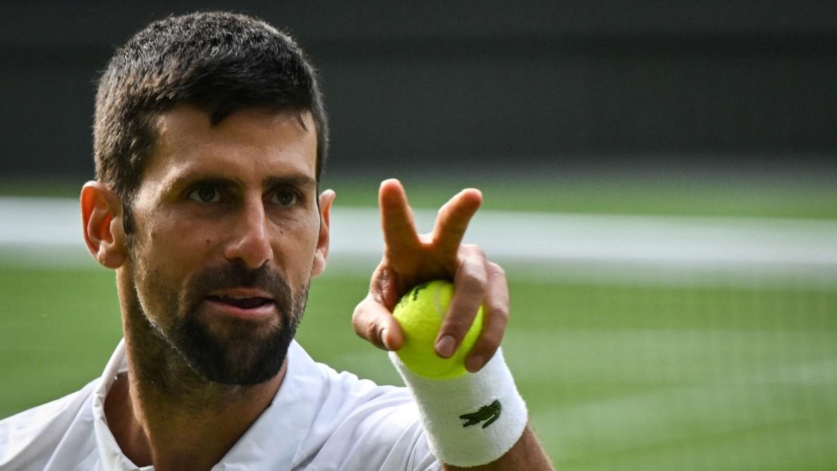 Novak Djokovic gesticula durante la final de Wimbledon contra Carlos Alcaraz