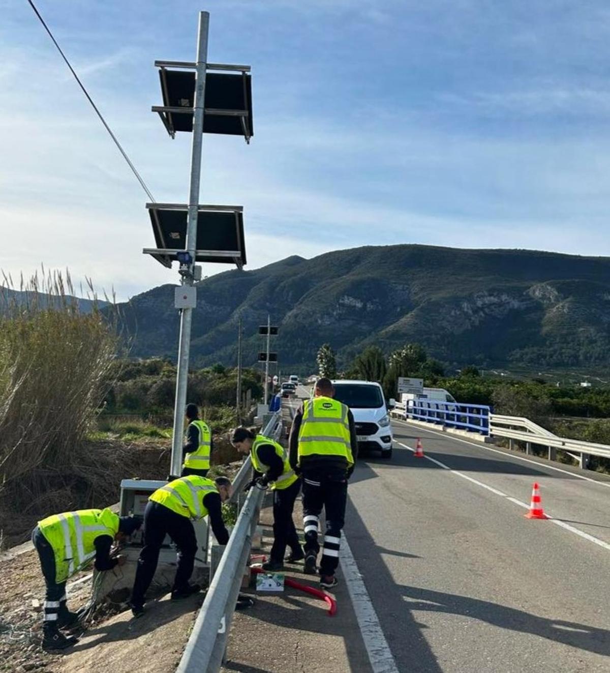 Operarios instalan el dispositivo.