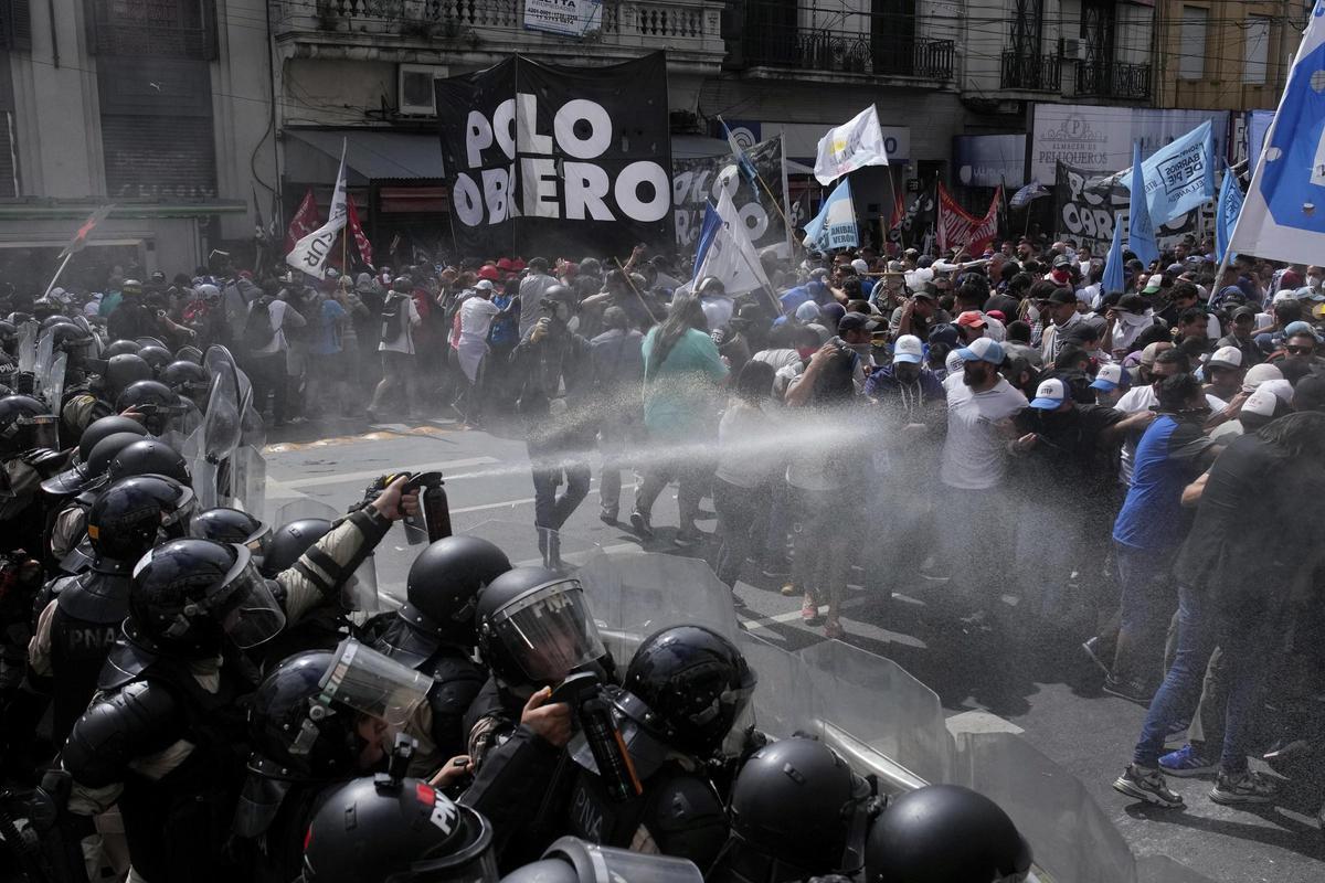 Buenos Aires surt al carrer 48 anys després de la dictadura militar