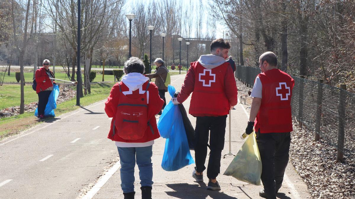 Voluntarios y vecinos de Benavente, en la campaña desarrollada el pasado año por Cruz Roja