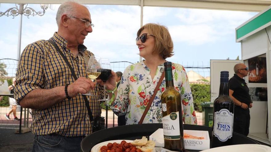 Una pareja este viernes, en la Cata del Vino de Córdoba.